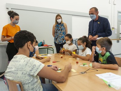 L'alcalde, Miquel Pueyo, ha visitat el Pràctiques I amb el director dels SSTT d'Educació, Claudi Vidal, i el director del centre, Emili Llauradó.