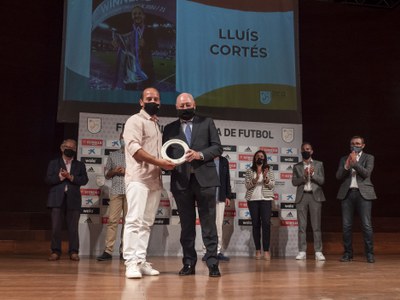 Joan Soteras, president de la Federació Catalana de Futbol, ha lliurat el premi a Lluís Cortés, exentrenador del Barça femení..