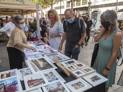 El Mercat incorpora parades vinculades a l'art i la pintura com la del Cercle de Belles Arts..