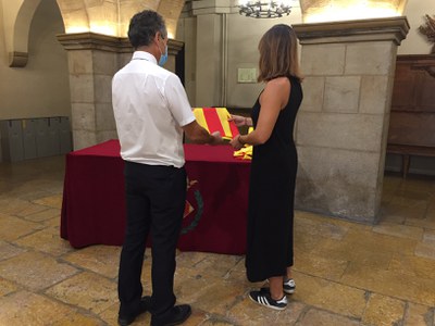 Els ciutadans i ciutadanes que ho desitgin poden recollir la seva senyera al pati del Palau de la Paeria..