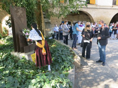 Ofrena floral al monòlit de record de les víctimes de l'enfonsament de la barca.