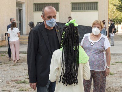 Miquel Pueyo conversa al pati del Joan XXIII amb una de les alumnes que avui ha tornat a les aules.