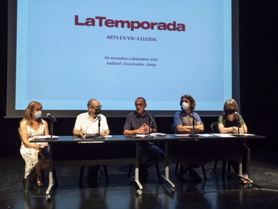 Una quarantena d’espectacles i concerts que es distribueixen entre els tres equipaments culturals de la ciutat: el Teatre Municipal de l’Escorxador, ….