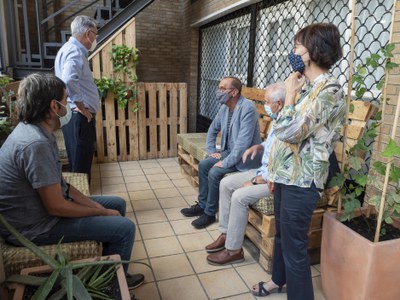 L'entrada al Menjador social, situat al Centre Històric, s'ha reconvertit en una terrassa amb jardí i espai per seure..