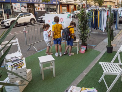 Els joves han gaudit de les activitats lúdiques del Parking Day.