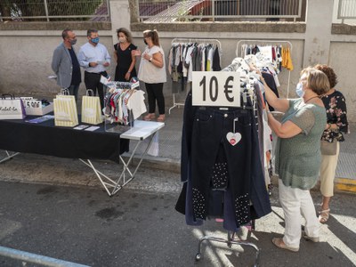 Unes 50 zones d'aparcament s'han alliberat per a poder ubicar les parades i activitats al carrer.