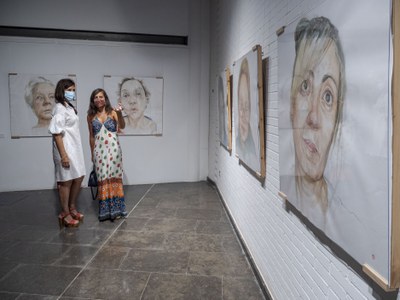 A l'interior de la sala Espai Cavallers es pot contemplar l'exposició.