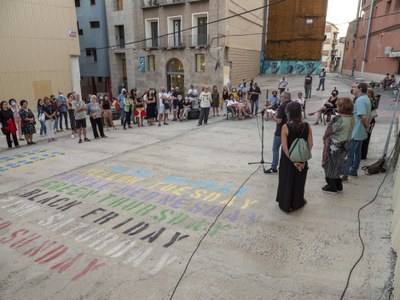 La inauguració de l'exposició 'Dones Desdibuixades' s'ha fet al carrer per motius d'aforament.