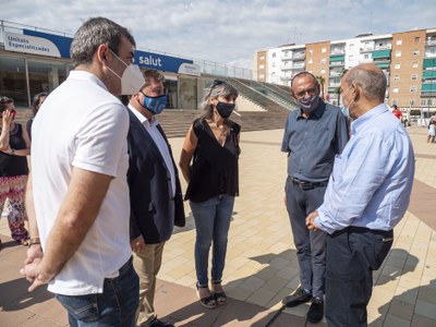 L'alcalde i els regidors de la Paeria conversant amb el delegat del Front Polisario.