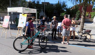 Estand de la Paeria on s¡'ha tramitat la col·locació dels primers QR als VMP de la ciutat.