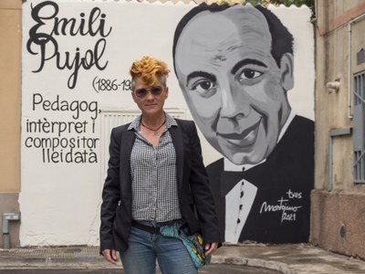 Txus Montejano, davant del mural en record a Emili Pujol..