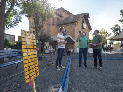 El regidor, amb els usuaris del club de petanca del Secà de Sant Pere..