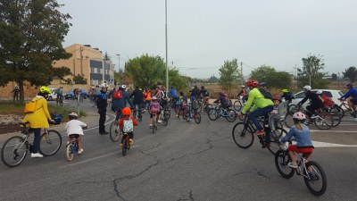 Desenes d’infants i les seves famílies s'han desplaçat avui en bicicleta fins a diversos centres escolars de la capital lleidatana.