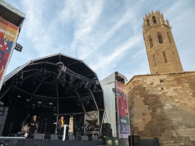 És el primer cop que es fa un pregó de festa major a la plaça de la Sardana de la Seu Vella.