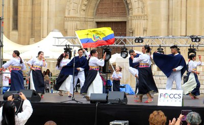 Danses per a la interculturalitat, un acte d'integració social a la plaça Sant Joan.