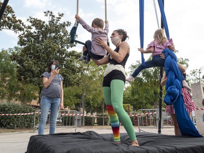 Els infants han tingut contacte amb el món del circ al taller del col·lectiu Trapaleando.