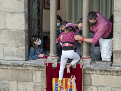 L'enxaneta enlairant-se fins a la finestra de la Paeria.