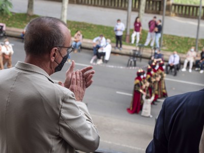 L'alcalde i un grup de regidors han vist la desfilada des de la Paeria.