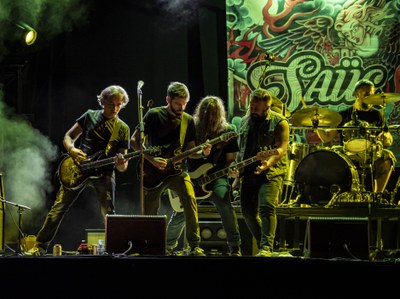 Els Saüc van tancar la nit de música de les Festes de la Tardor a la plaça de la Sardana..