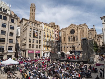 Desenes de persones han presenciat les diferents actuacions del Seguici de les Festes de la Tardor..