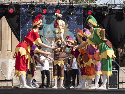 El Ball de la Moixanga ha omplert de color l'escenari de la plaça de Sant Joan..