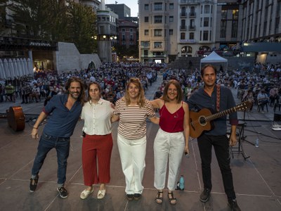 Les Anxovetes, un grup d'havaneres femení, ha tancat les actuacions de la plaça Sant Joan..