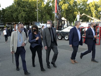 L'alcalde i les autoritats han recorregut l'exposició de maquinària agrícola de la Fira de Sant Miquel..