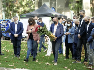 El paer en cap i la consellera Jordà en l'ofrena floral al monument de l'alcalde Fuster.