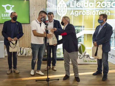 L'alcalde i els regidors han lliurat els diplomes a les noves empreses amb el segell Horta de Lleida.