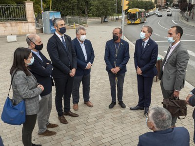 L'alcalde i la restade patrons de Fira de Lleida han rebut al director general a l'entrada dels Camps Elisis.