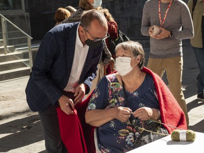 L'alcalde, Miquel Pueyo, ha saludat les persones grans que estavan fent treballs manuals aquest matí, abans de l'acte de presentació de la campanya "….