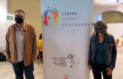 La tinent d'alcalde Sandra Castro i Pere Enciso, director de la unitat de desenvolupament i cooperació de la UdL han saludat els participants en la t….