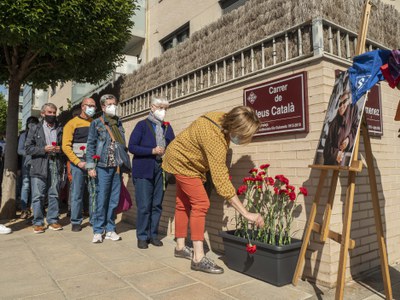 Els assistents a l'acte han dipositat un clavell en record de Neus Català sota la placa que dona nom al seu carrer.