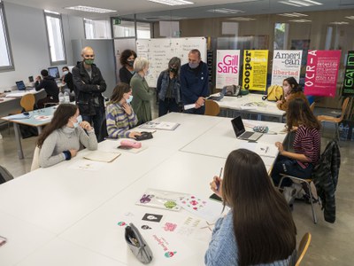 L'alumnat ha explicat al paer en cap alguns projectes que desenvoluparan durant el curs a l'Escola d'Art Municipal.