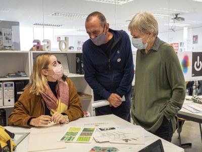 L'Escola d'Art Municipal imparteix 5 especialitats de les famílies de la Comunicació Gràfica i Audiovisual i de Disenny d'Interiors.