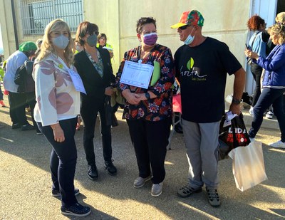 La consellera Violant Cervera i la tinent d'alcalde Montse Pifarré amb els dirigents veïnals Dolors Comes i Toni Baró.