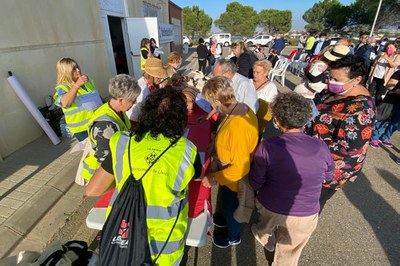 Un grup de voluntàries han inscrit i repartit els dorsals als participants.