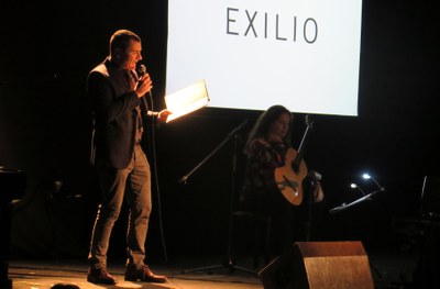 L'actor Alex Brendemühl llegint un dels texts de l'obra.