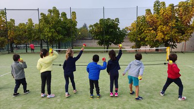 Les propostes per a escolars es realitzen tant als mateixos centres com en altres espais, amb el suport dels clubs de la ciutat,.