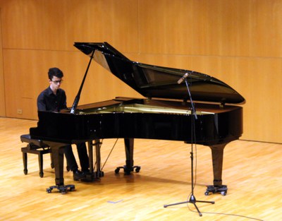 L’alumne del Conservatori Municipal Pol Domènec ha interpretat al piano dues peces musicals amb què s’ha clos l’acte.