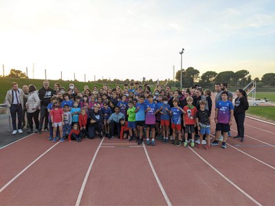 El regidor i els atletes olímpics s'han fotografiat amb la base d'aquest esport a Lleida.