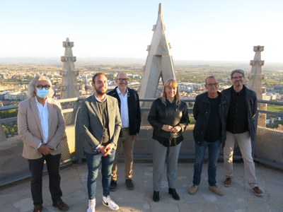 Abans de cloure la visita a la Seu Vella, la comitiva ha pujat al campanar.