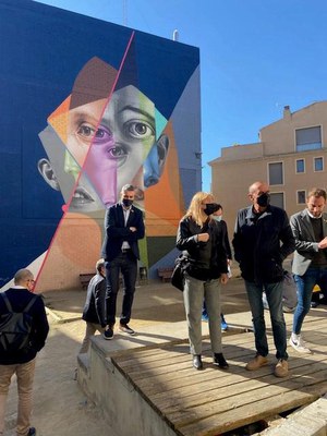 Natàlia Garriga ha contemplat alguns dels murals del PotFest al Centre Històric.