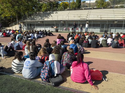 El lliurament de les xapes distintives del programa ' Tutoria entre Iguals' ha tingut lloc al Camp Escolar..