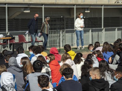 L'alcalde, la regidora Sandra Castro i la directora de l'Institut Joan Oró, Imma Romero, s'han adreçat a l'alumnat participant en el programa..