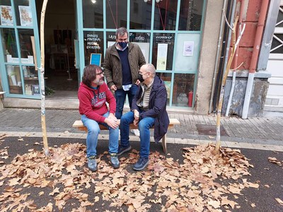 El carrer Lluís Besa, decorat amb un ambient típic de tardor.