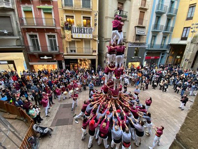 Expectació a la plaça Paeria per seguir l'actuació castellera.