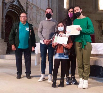 El regidor de Joventut, Festes i Tradicions ha lliurat els diplomes de participació de la trobada gegantera.