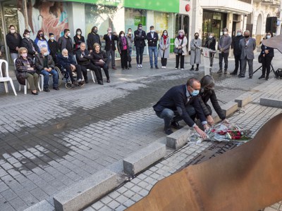 Ofrena floral en la commemoració del bombardeig de Lleida al monument dedicat al Liceu Escolar..