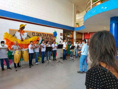 Durant la visita a la Casa de Cultura hi va haver una exhibició de les tasques que es desenvolupen en l'equipament municipal.